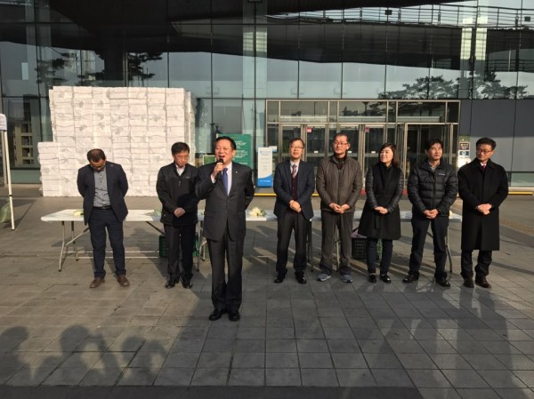 행사 관계자께서 축사하시는 모습입니다.