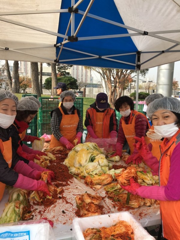 소금에 절인 배추에 양념장을 버무리고 있는 모습입니다.