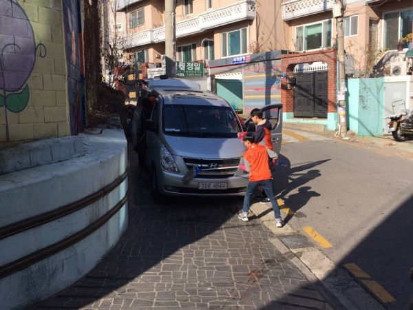 독산고등학교 2학년 학생들이 스타렉스 차량을 청소중인 모습입니다.