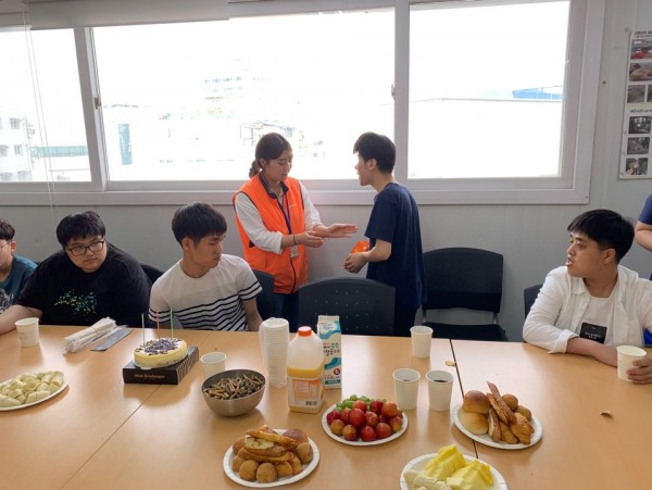 우수훈련생에게 상품을 시상하고 있는 사진