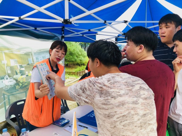 마을 축제에 참여하여 AAC에 대해 알아보는 사진