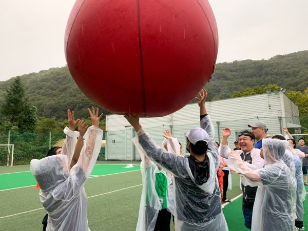 명랑운동회 조별 공게임 하는 사진