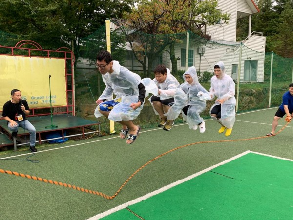 명랑운동회 조별 단체 줄넘기하는 사진