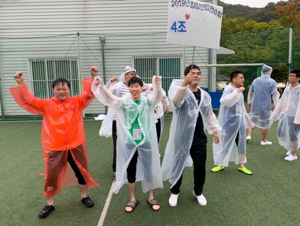 명랑운동회 조별 응원하는 사진