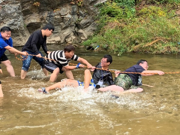 명랑운동회 조별 줄다리기 시합하는 사진