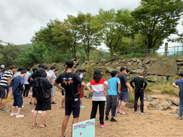 계곡에 들어가기 전 준비운동하는 사진