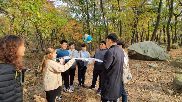 야외에서 나는 재료로 공만들어 공놀이 하기