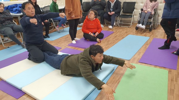 유연성과 근력을 기르기 위해 운동하고 있습니다