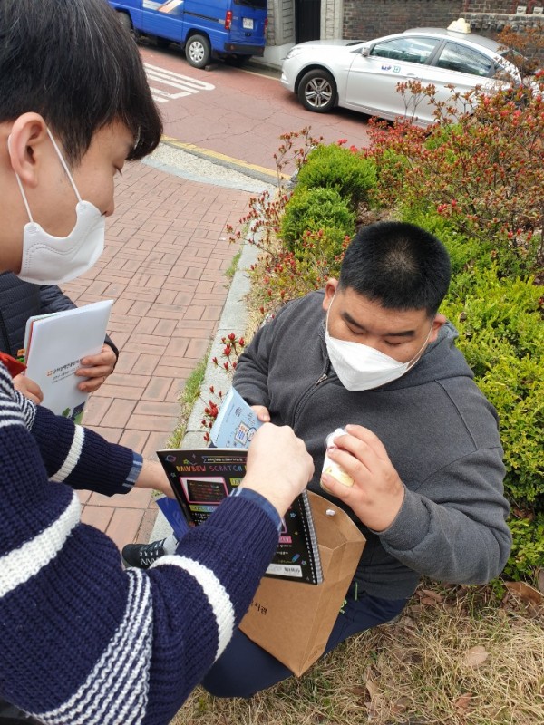 가정학습지원 키트를 전달하고 있습니다