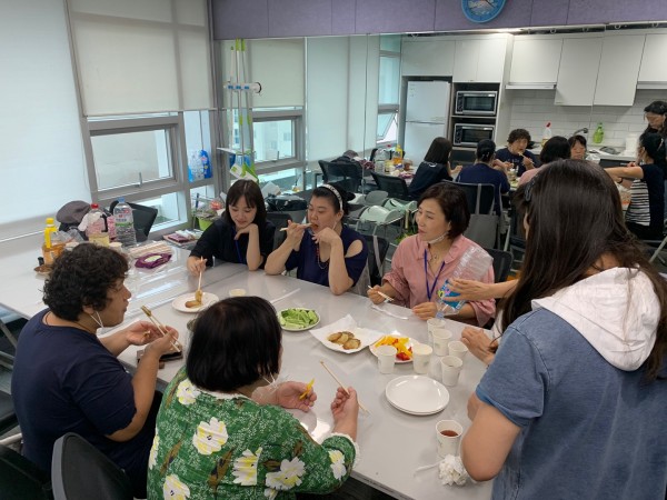 감자전을 먹고 있는 맘학교 참여자들