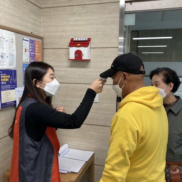 교육 전 열체크, 손소독 하는 모습