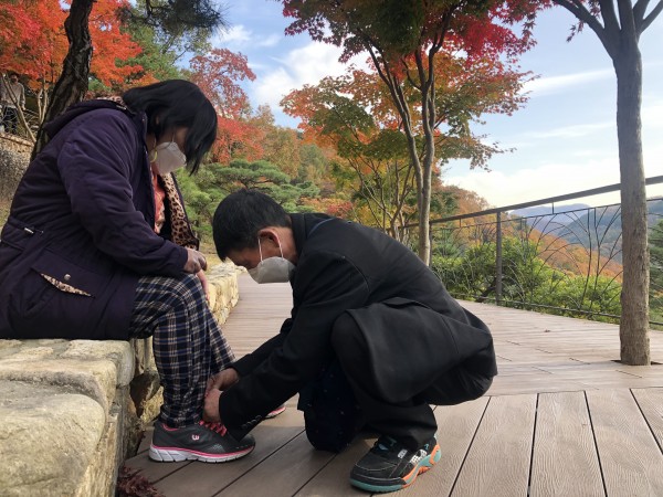 아내의 신발끈을 묶어주는 사진