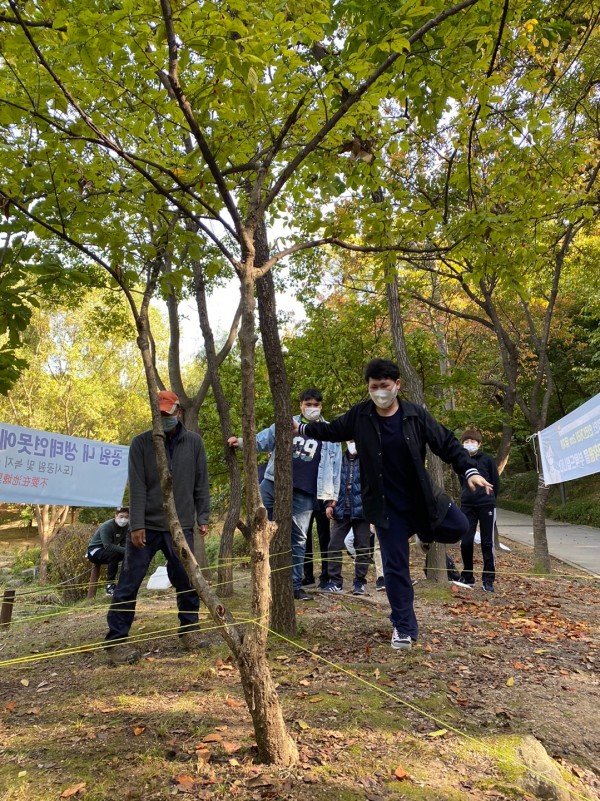 거미를 피해 거미줄을 넘어보는 훈련생들