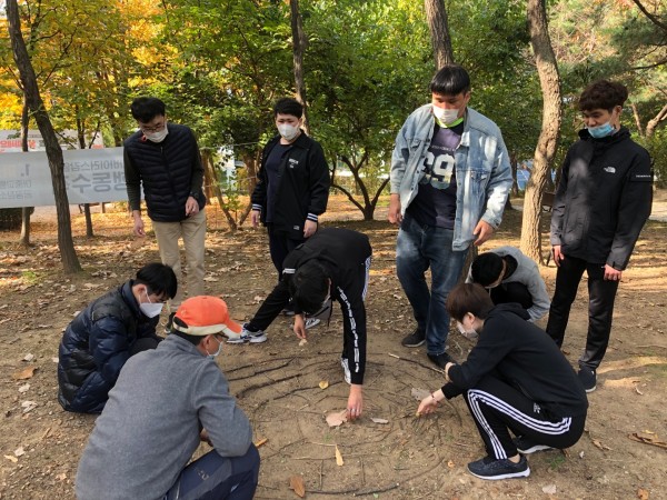 자연의 재료를 활용해 거미줄을 만들어보는 훈련생들