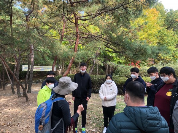 숲체험에 참여하고 있는 훈련생들 사진