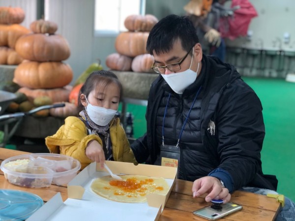 귤피자 만들기 체험을 하는 가족의 모습