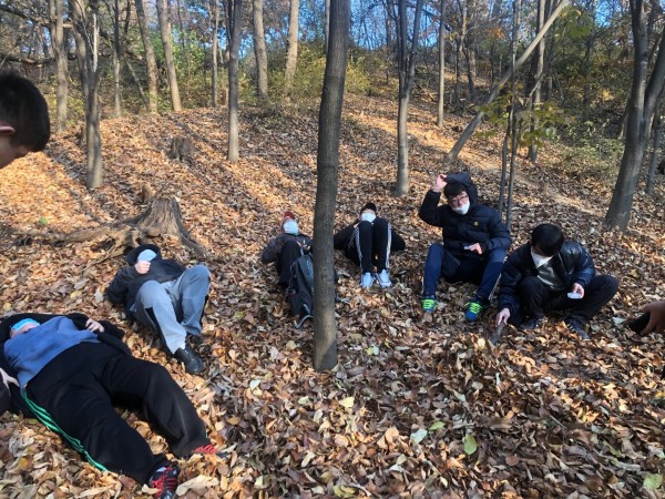 낙엽이불에 누워보고 있는 직업적응훈련생들 사진