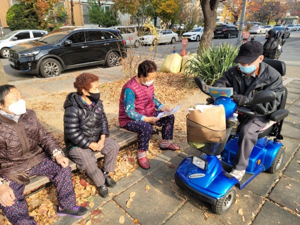 주민들에게설명하는모습