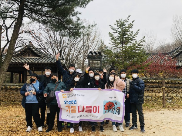 가을낙엽을 배경으로 찍은 훈련생들 단체 사진