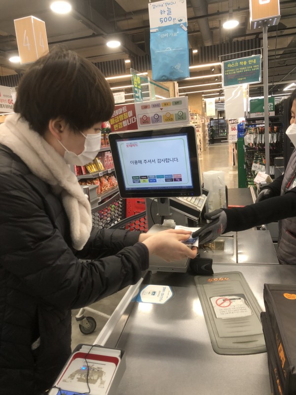 설선물을 계산하고 있는 훈련생 사진