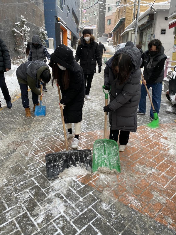 제설작업 중인 복지관 직원들