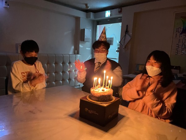 생일축하 노래부르는 참여자들