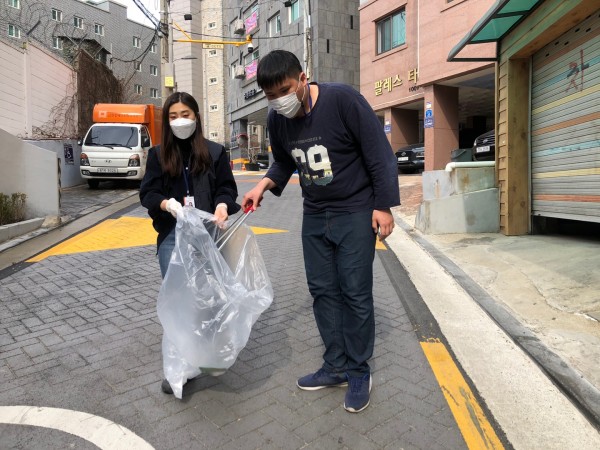 말미마을 일대에서 담배꽁초를 쓰레기통에 버리고 있습니다