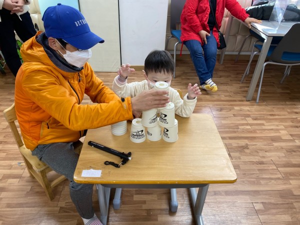 앉아서 하는 체육활동 컵스테킹