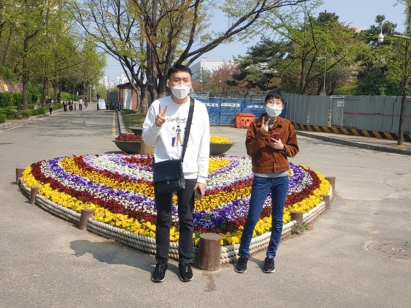 보라매공원에 모여 꽃화단 앞에 선 B조 취업자들 사진