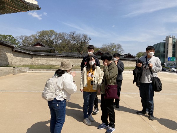 입장 전 발달장애인 가이드와 인사하는 모습