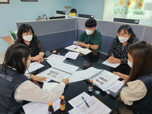 가브리엘작업장 훈련교사와 함께 과제수행평가 진행 과정에 대해 논의하는 모습