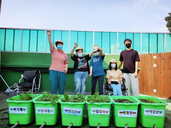 텃밭 앞에서 단체사진