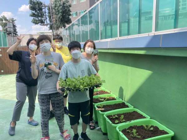 1차 직종 훈련하는 기초, 심화반 훈련생들