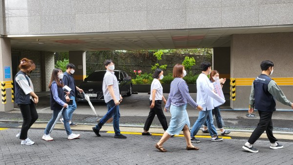 유사시 대피할 수 있는 공간으로 이동하는 중입니다.