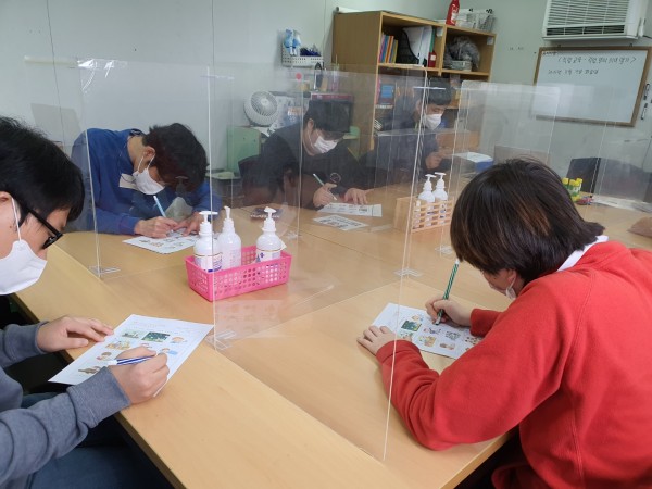 직업교육 활동지를 하는 훈련생들(2)