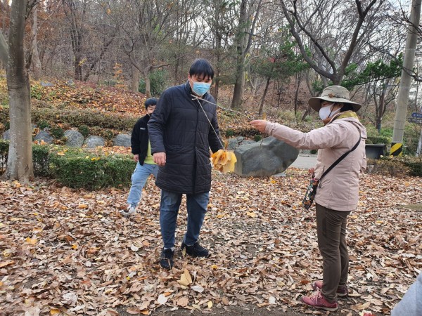 낚시대로 낙옆을 모으는 모습