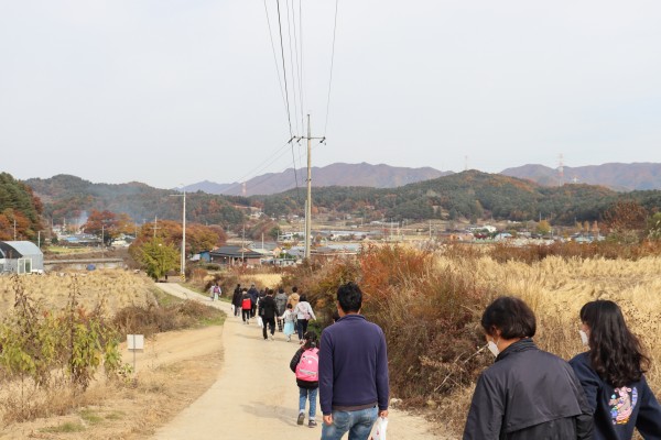 농원으로 걸어가는 사람들의 뒷모습