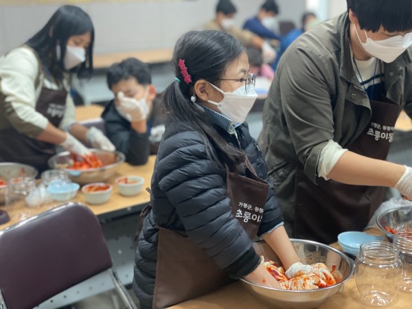 도라지 무치는 어린이 참여자