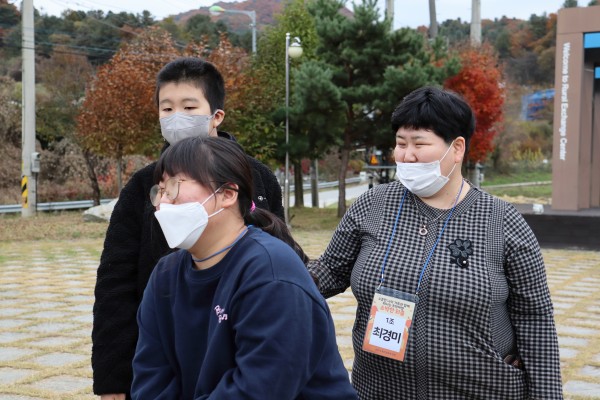 전래놀이를 보며 해맑게 웃는 참여자들