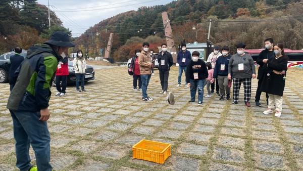 신발 던지기 관전하는 가족들