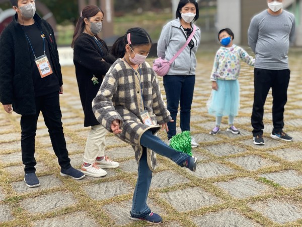 제기를 힘껏 차는 어린이 참여자