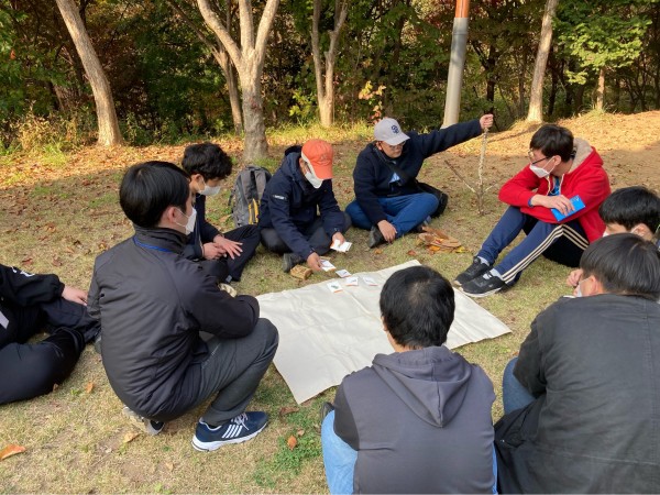 자연물 그림 맞추기를 하는 훈련생들