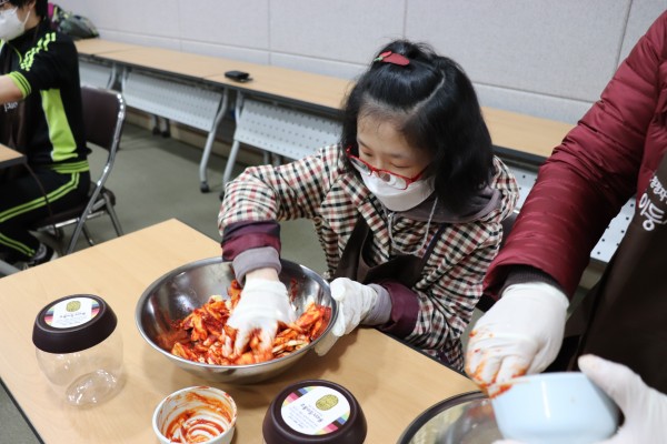 백도라지를 고추장에 버무리는 사진