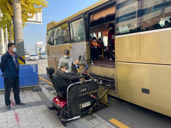 버스기사님의 지시에 따라 안전하게 탑승하는 휠체어 이용자