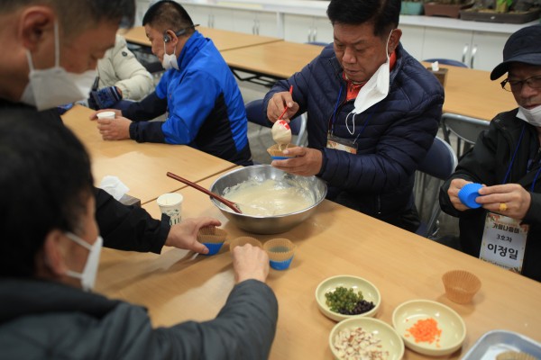 보리빵 만들기 체험 중인 모습