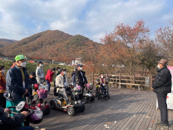 재인폭포에 대해 설명을 듣고 있는 참여자들