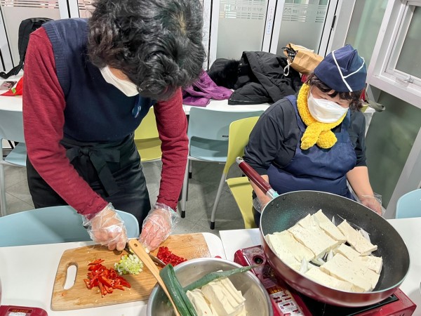 홍고추와 양파를 잘게 썰고 있는 모습