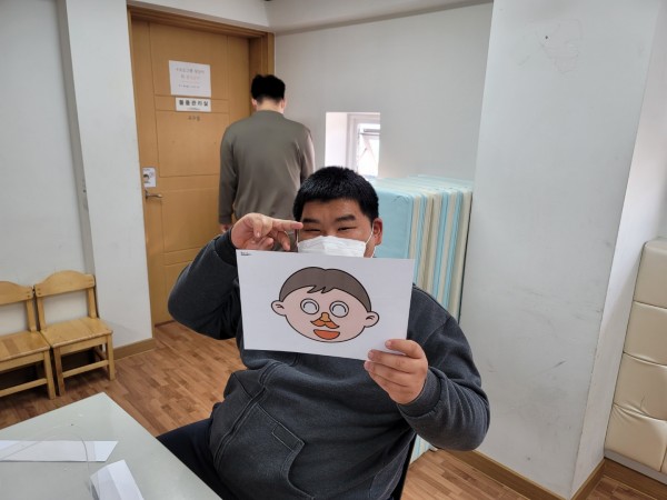 표정 눈코입 붙여서 완성한 얼굴그림