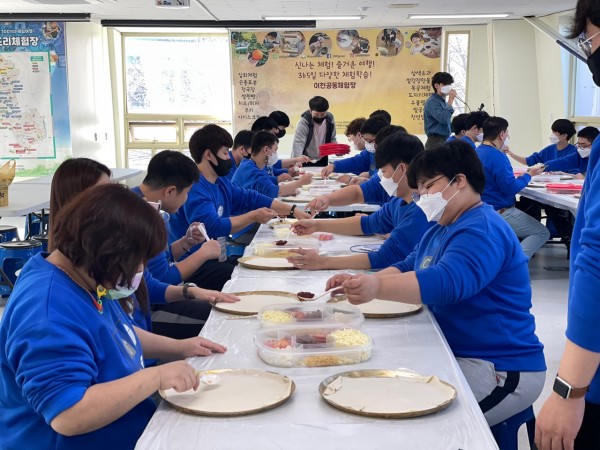 개성있게 토핑 뿌리며 본인만의 피자 만들기