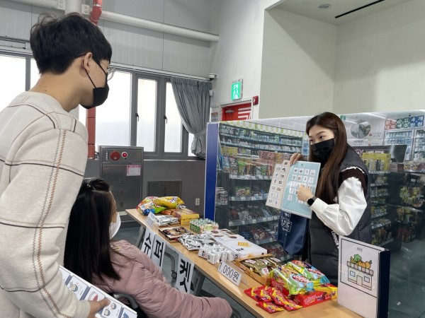 aac를 활용하여 문방구에서 물건을 구입하는 이용자 모습